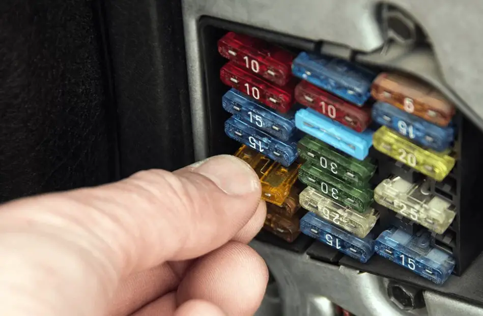 How To Fix A Broken Fuse Holder In Car